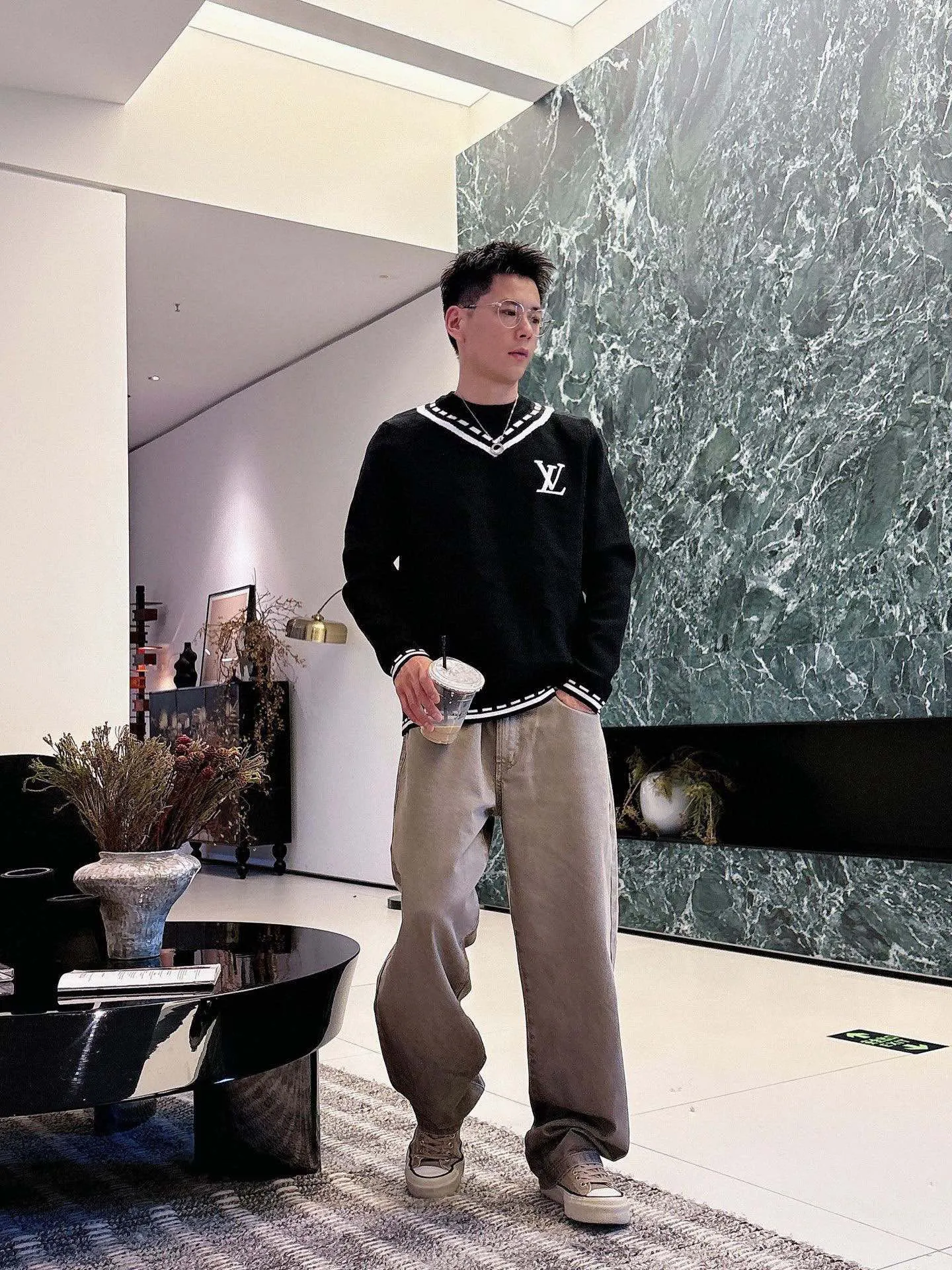 🅿️420 【LV Louis Vuitton】Autumn and winter classic round neck pullover sweater, in full condition! ! ! Wool blended fabric, the latest model in 2025, golden ratio! ! Slim-fitting soft gold, versatile and practical item, the combination and practicality are extremely powerful, simple and elegant, and classy! To create your own style, it is highly recommended to buy it in two colors. The standard slim fit tailoring process is suitable for both young and old men. It is knitted from wool and will not cause any discomfort! While keeping warm, it is stylish, textured and wearable, and the classic logo with contrasting colors on the chest feels in place! ! Recommended for regular customers! ! Size M-3XL (maximum wear: 190 pounds)